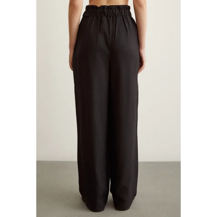 Beli Lastikli Düğme Detaylı  Pileli Pantolon Siyah