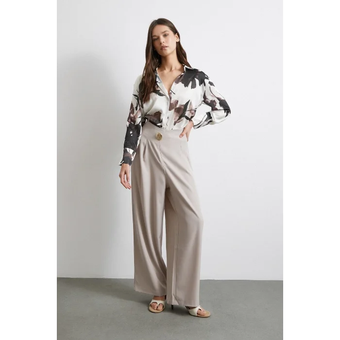 Düğme Detaylı Pensli Dökümlü Pantolon Bej