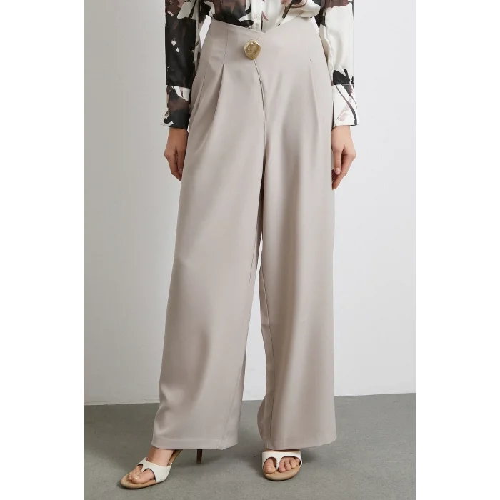Düğme Detaylı Pensli Dökümlü Pantolon Bej