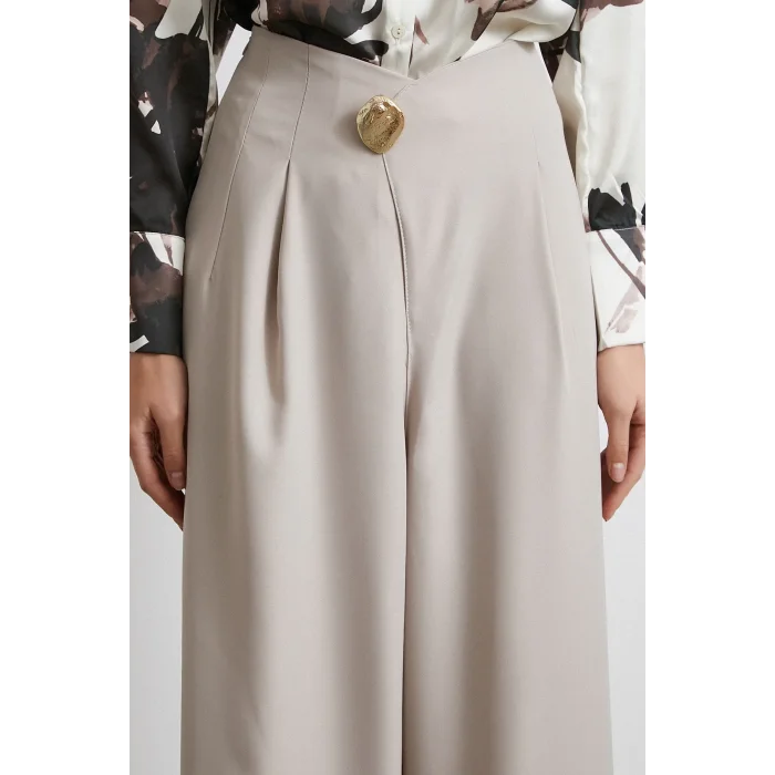 Düğme Detaylı Pensli Dökümlü Pantolon Bej