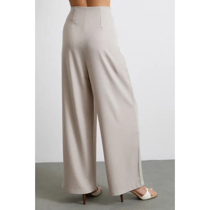 Düğme Detaylı Pensli Dökümlü Pantolon Bej