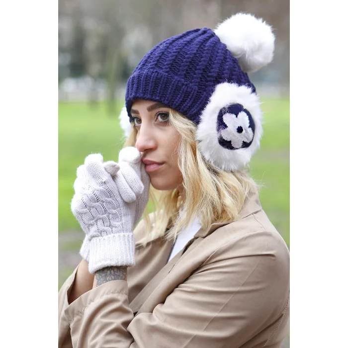 Kulaklıklı Kadın Bere