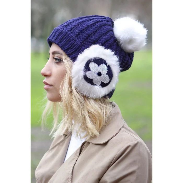 Kulaklıklı Kadın Bere