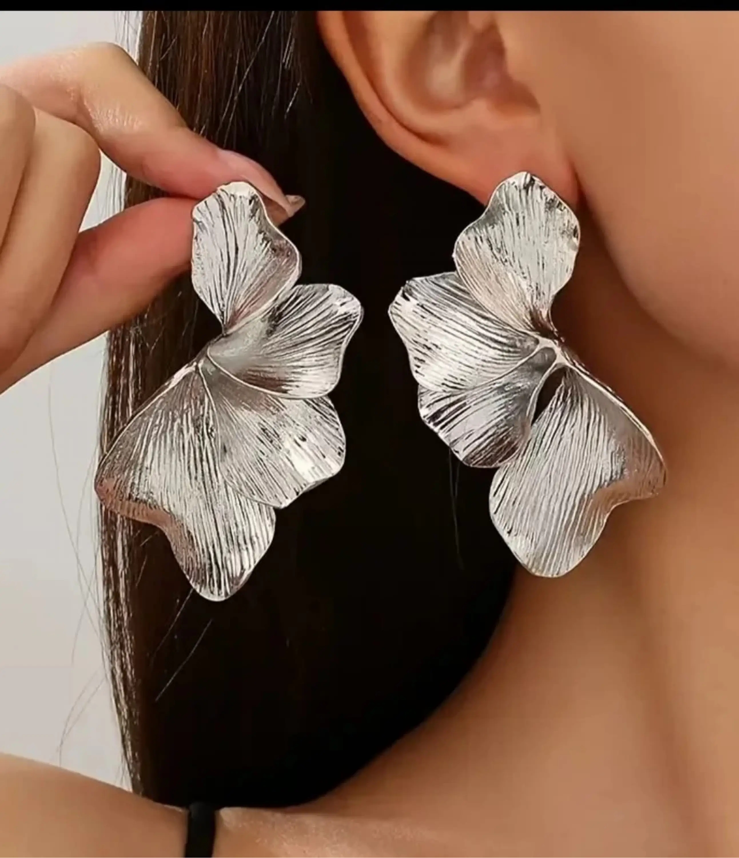 Hafif Çiçek Tasarımlı Küpe