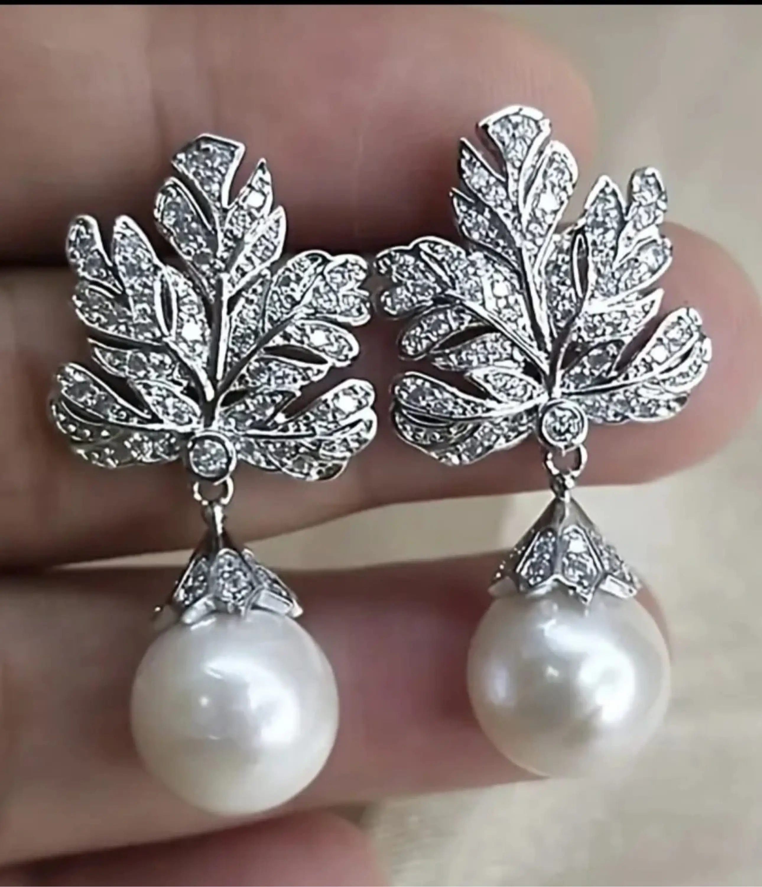 Yaprak Desenli İnci Küpe