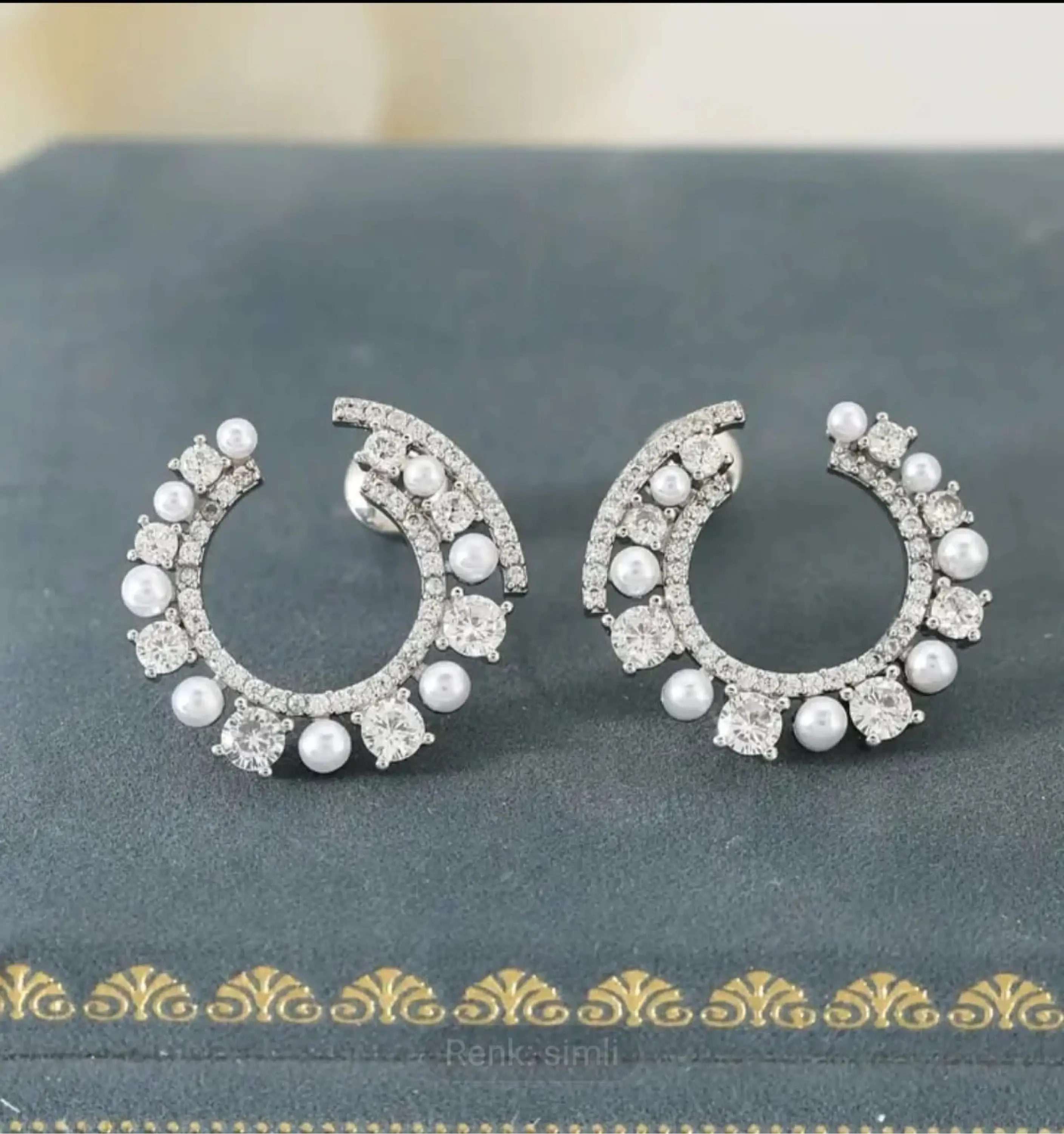 Zircon Julieta İnci İşlemeli Küpe