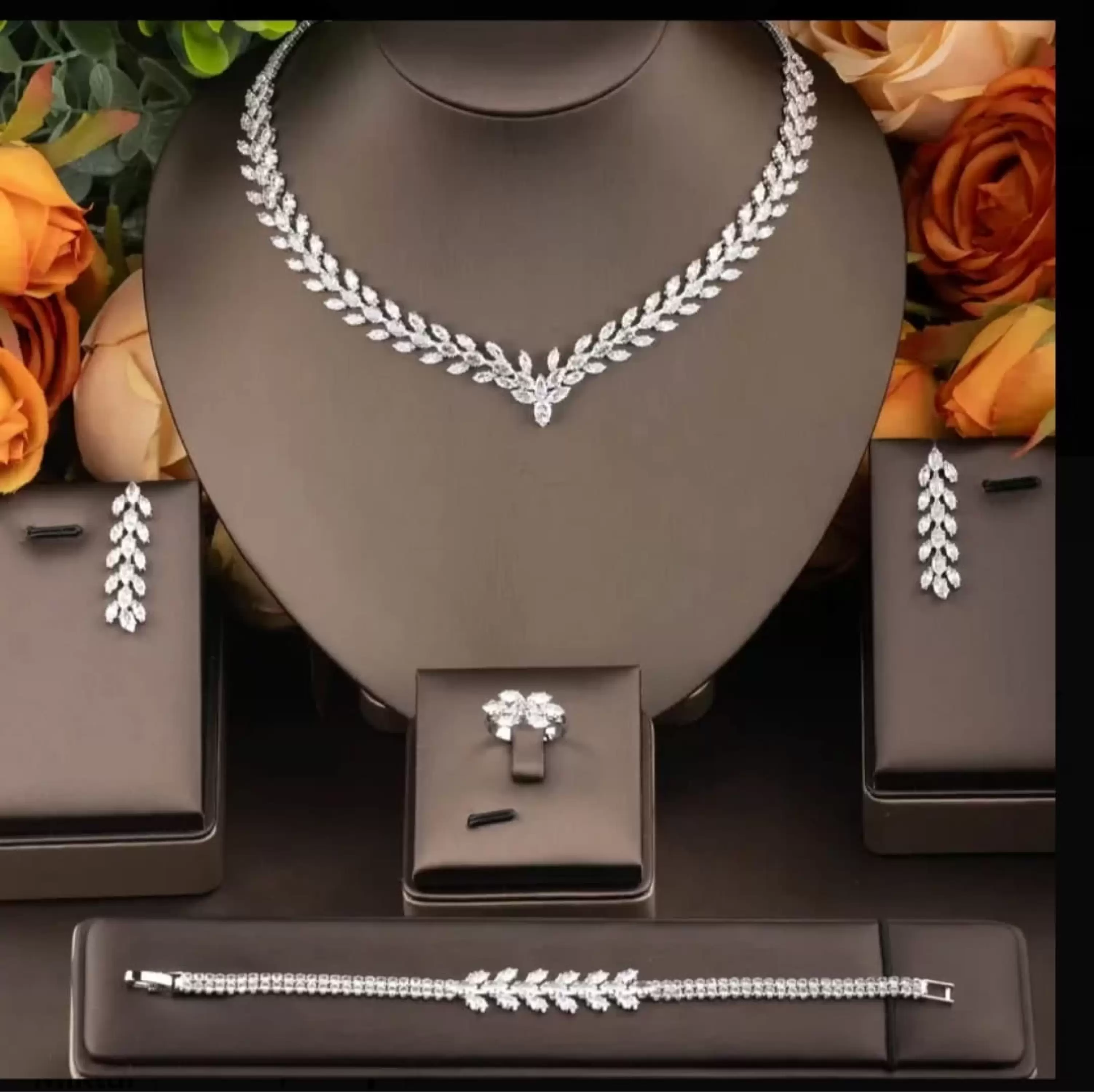 Zircon Set (Kolye Bileklik Küpe Yüzük)