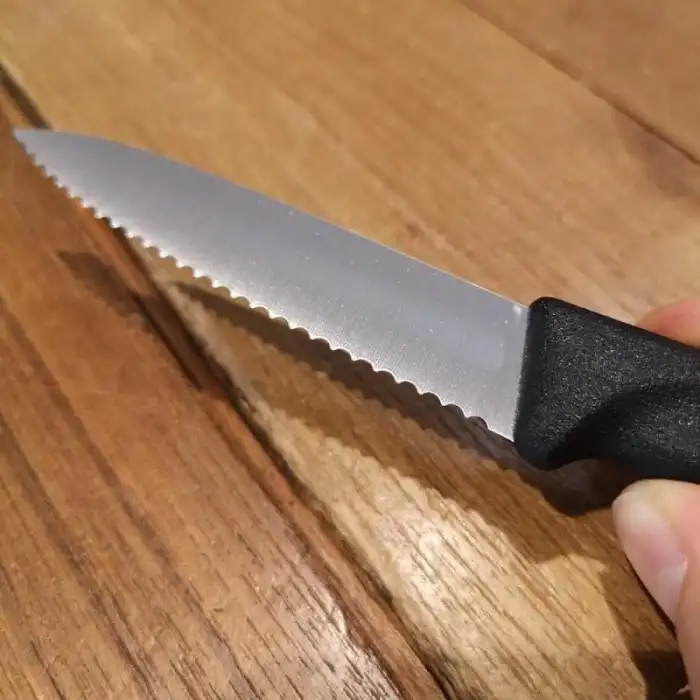 Victorinox 6.7633 8cm Siyah Tırtıklı Soyma Bıçağı