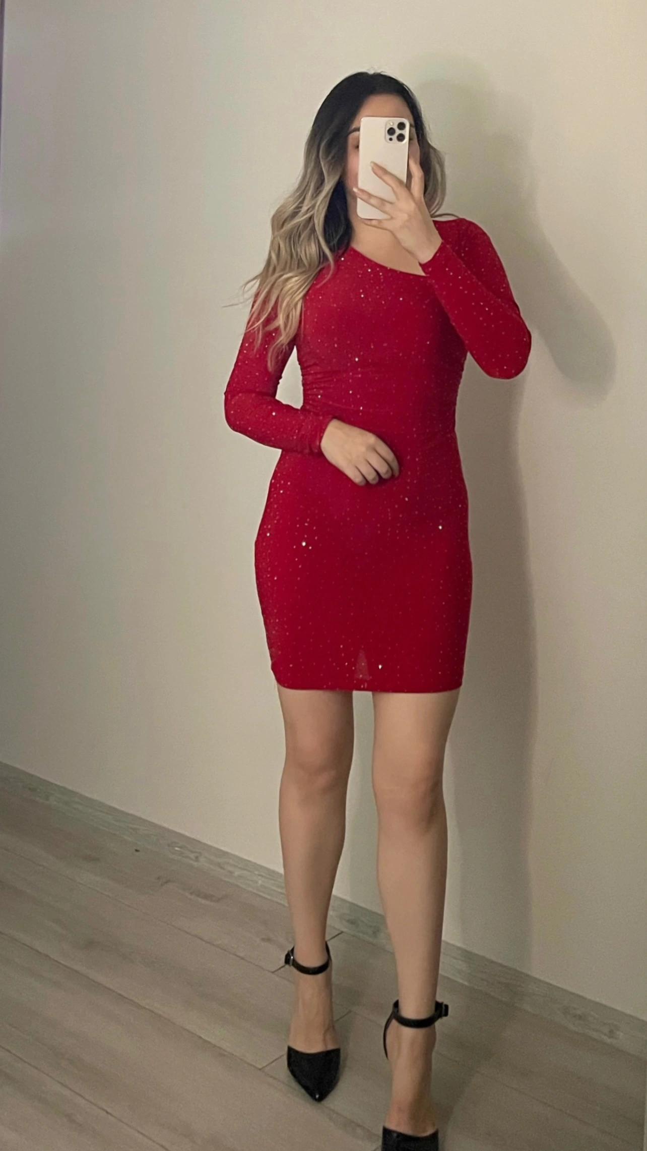 Kırmızı Işıltılı Elbise