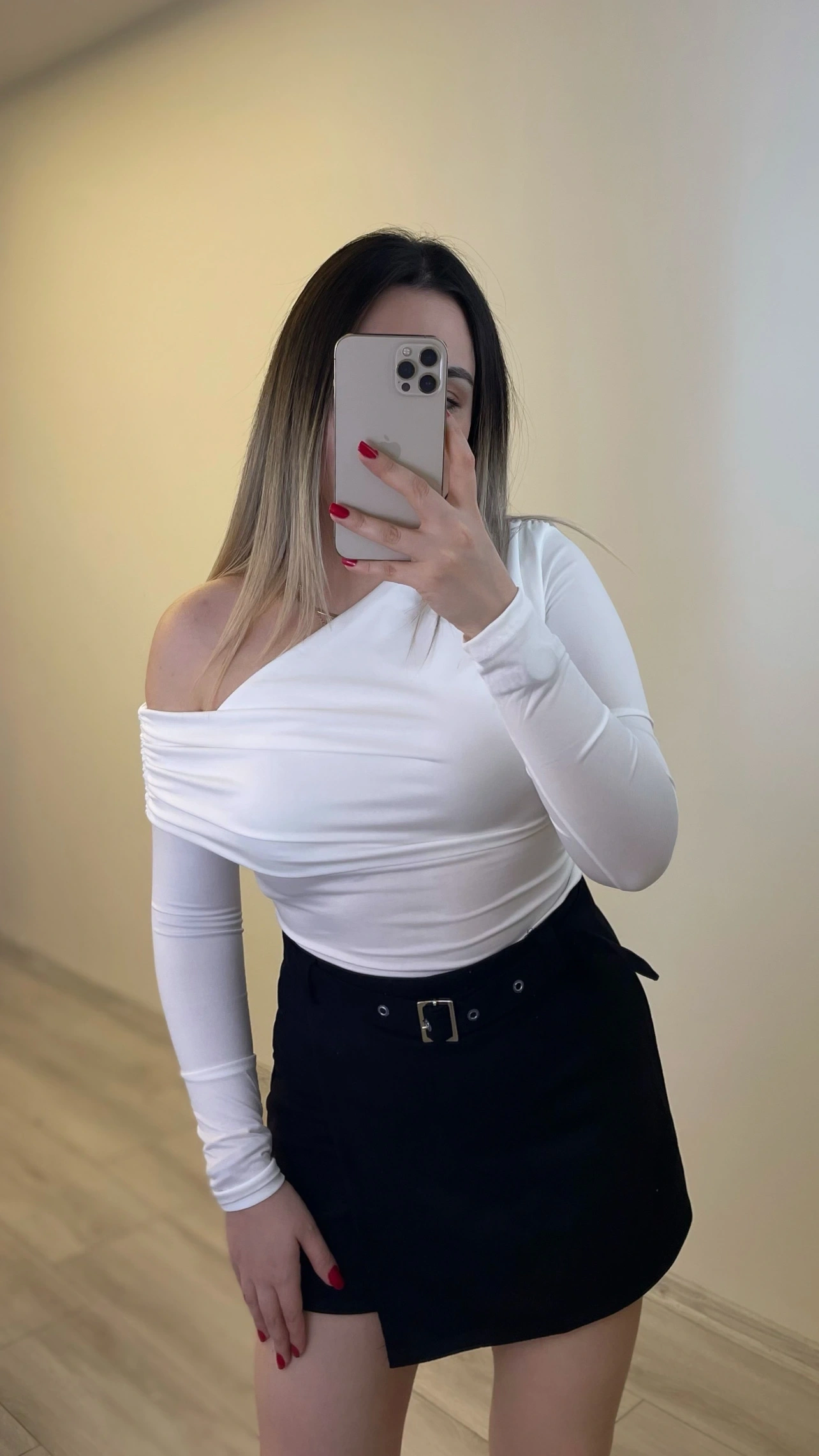 Beyaz Omuz Detaylı Bluz