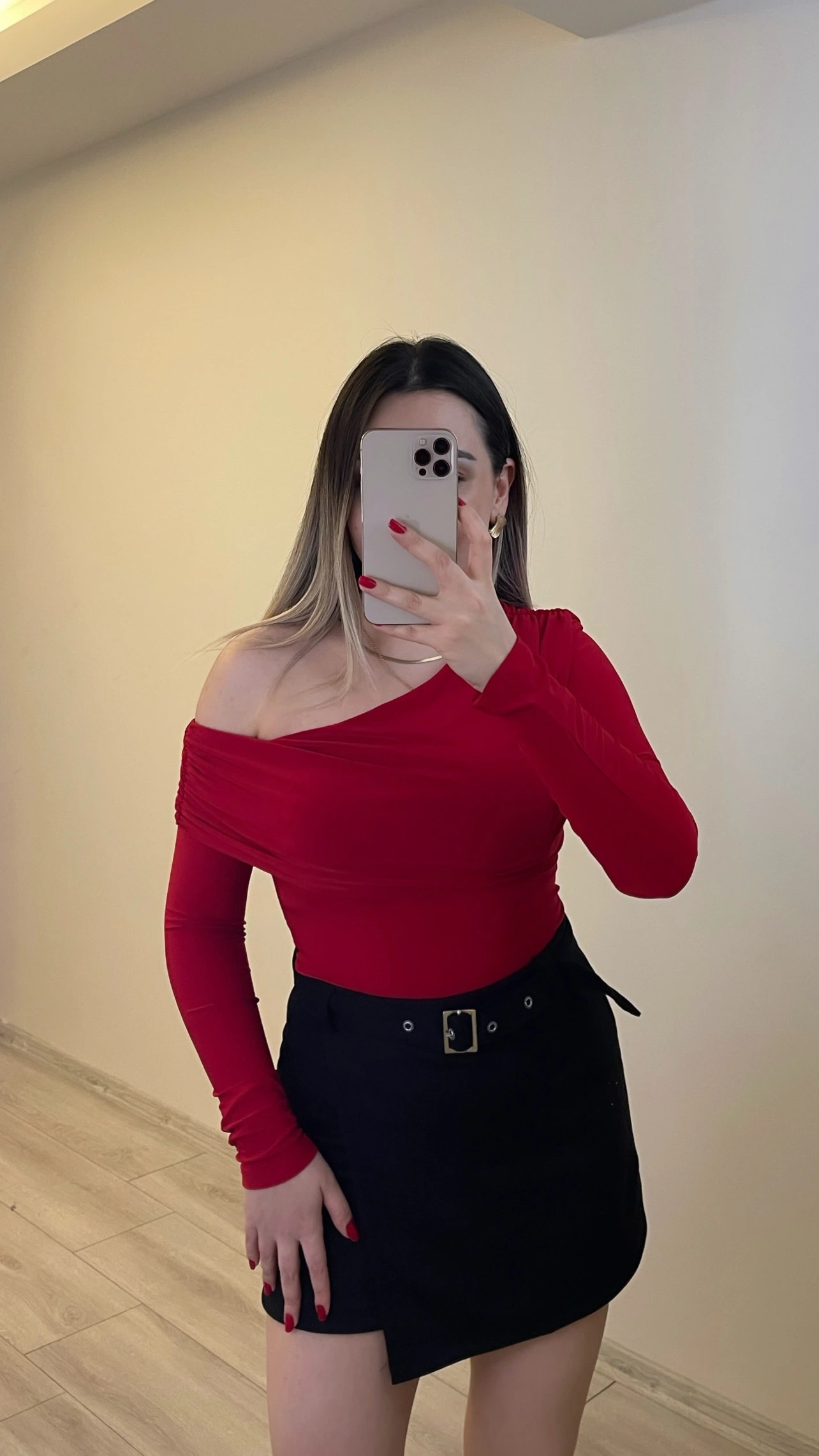 Kırmızı Omuz Detaylı Bluz