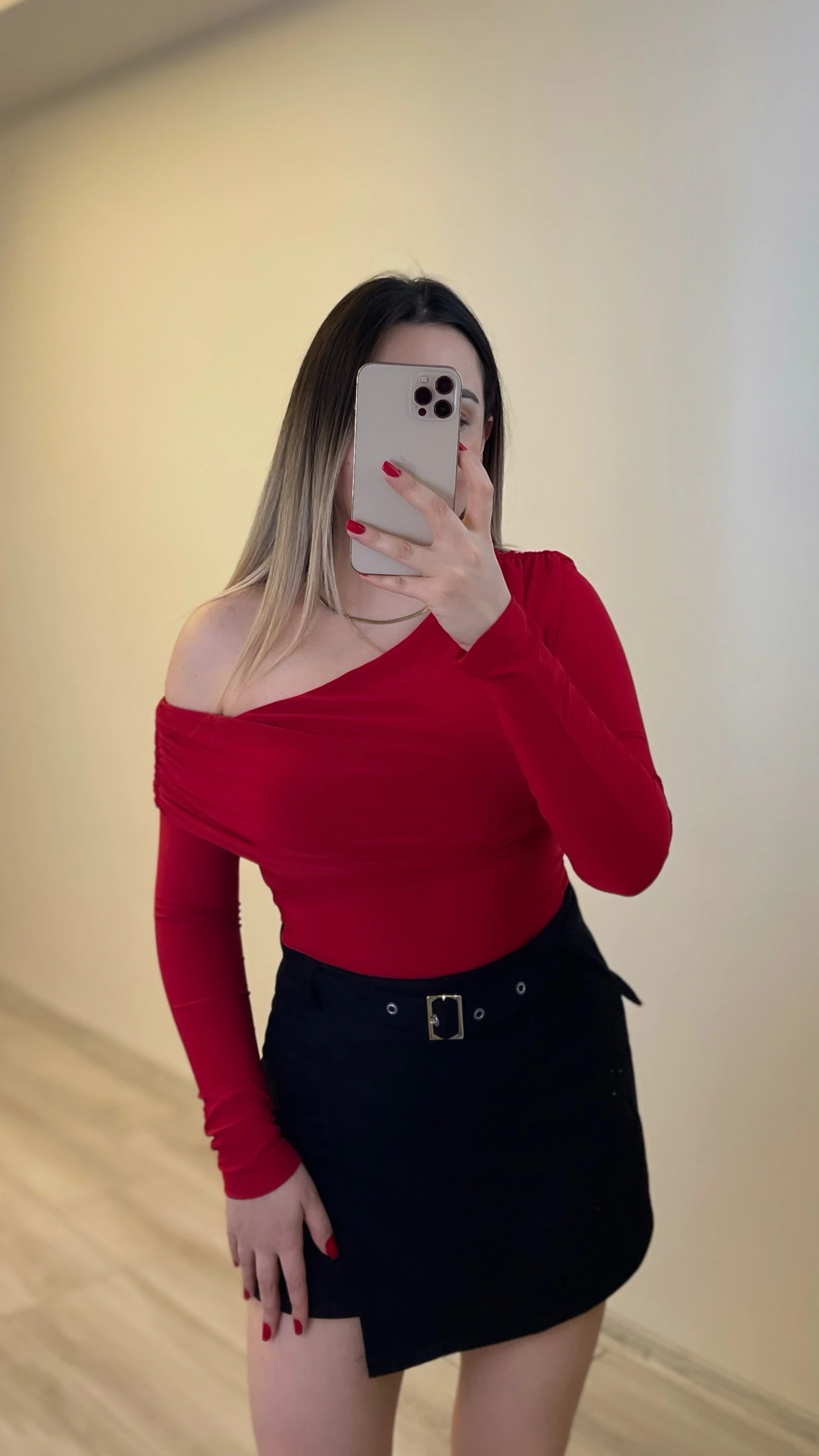 Kırmızı Omuz Detaylı Bluz