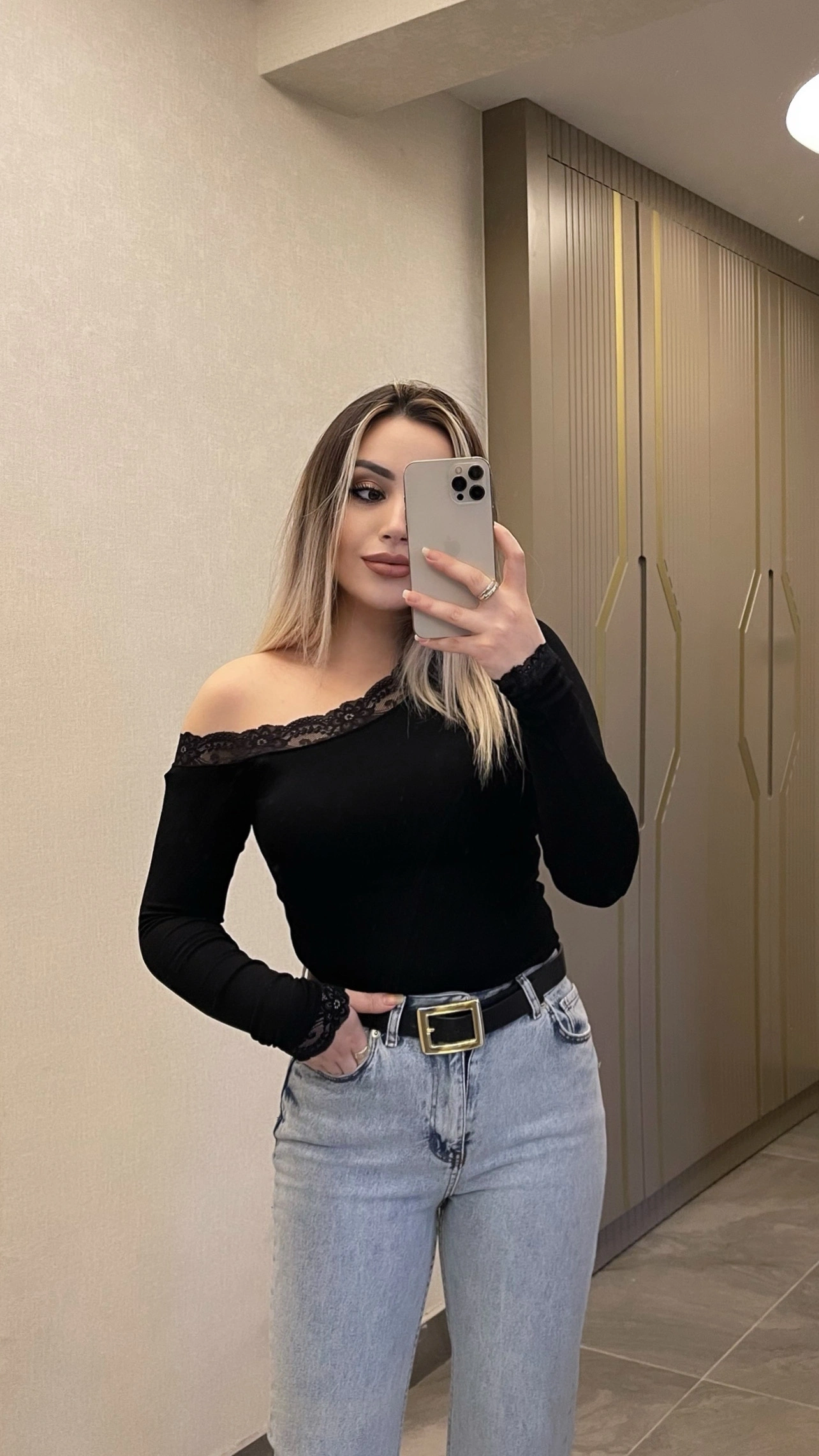 Kayık Yaka Dantel Detaylı Bluz Siyah