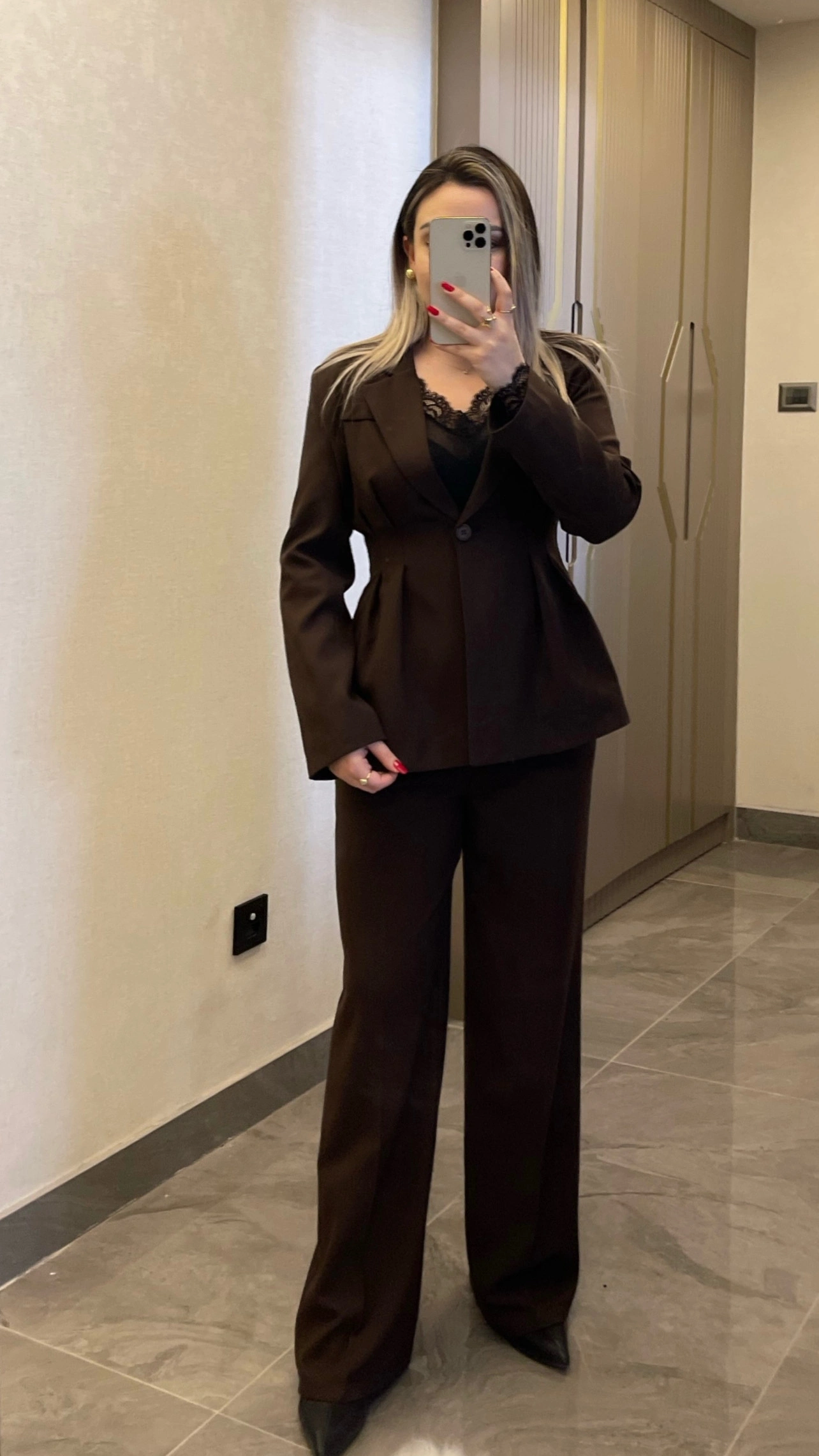 Pileli Belden Oturmalı Acı Kahve Blazer Takım