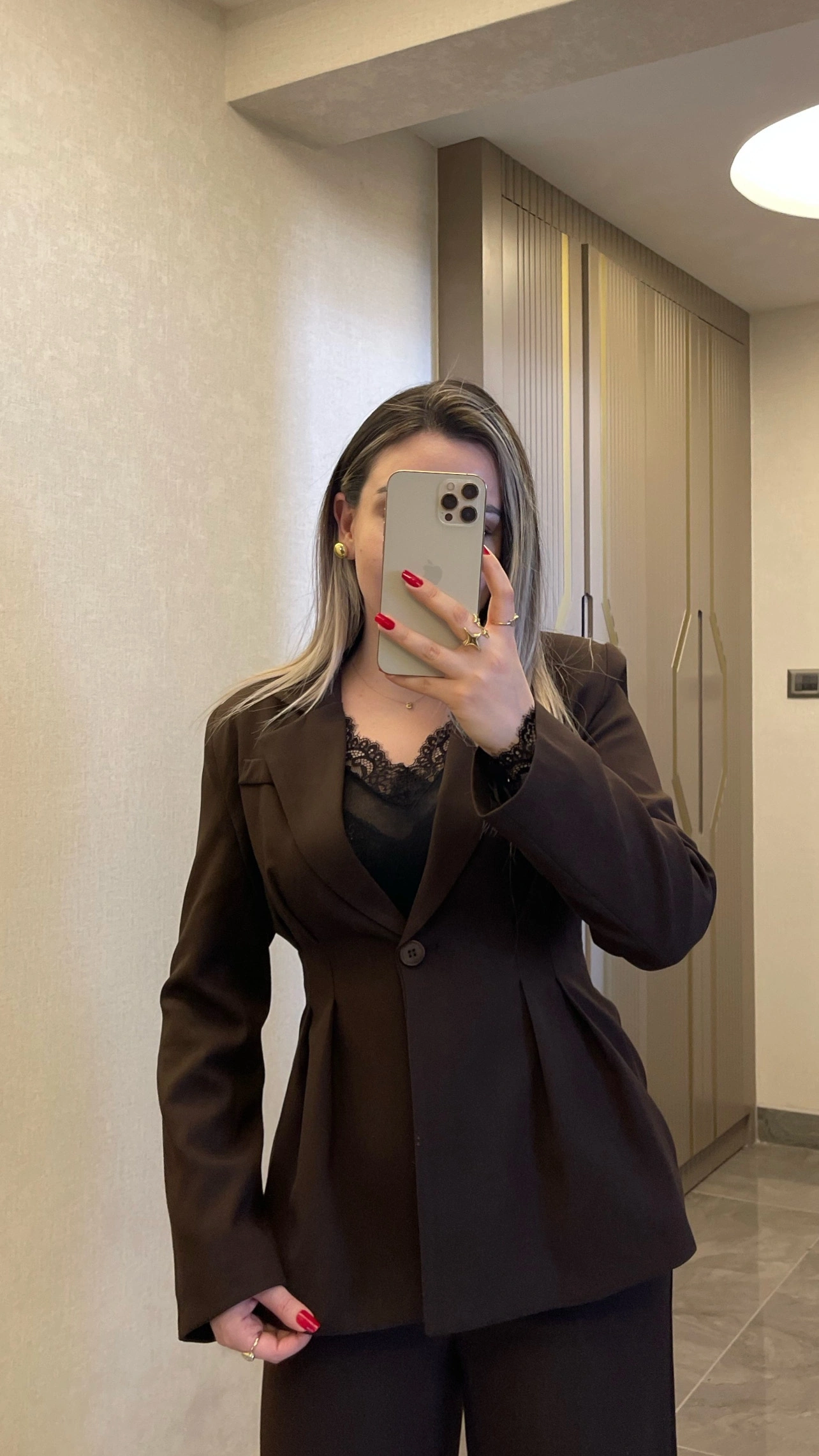 Pileli Belden Oturmalı Acı Kahve Blazer Takım