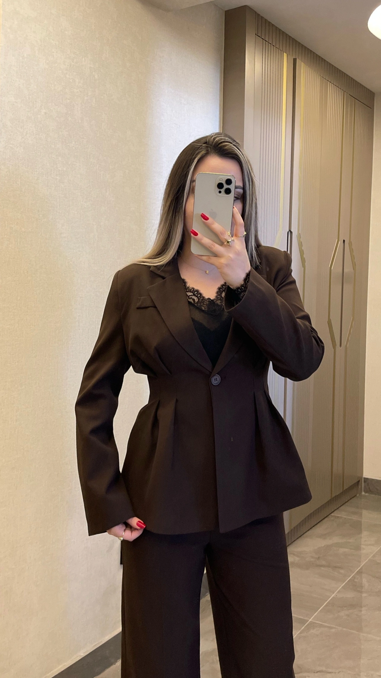 Pileli Belden Oturmalı Acı Kahve Blazer Takım