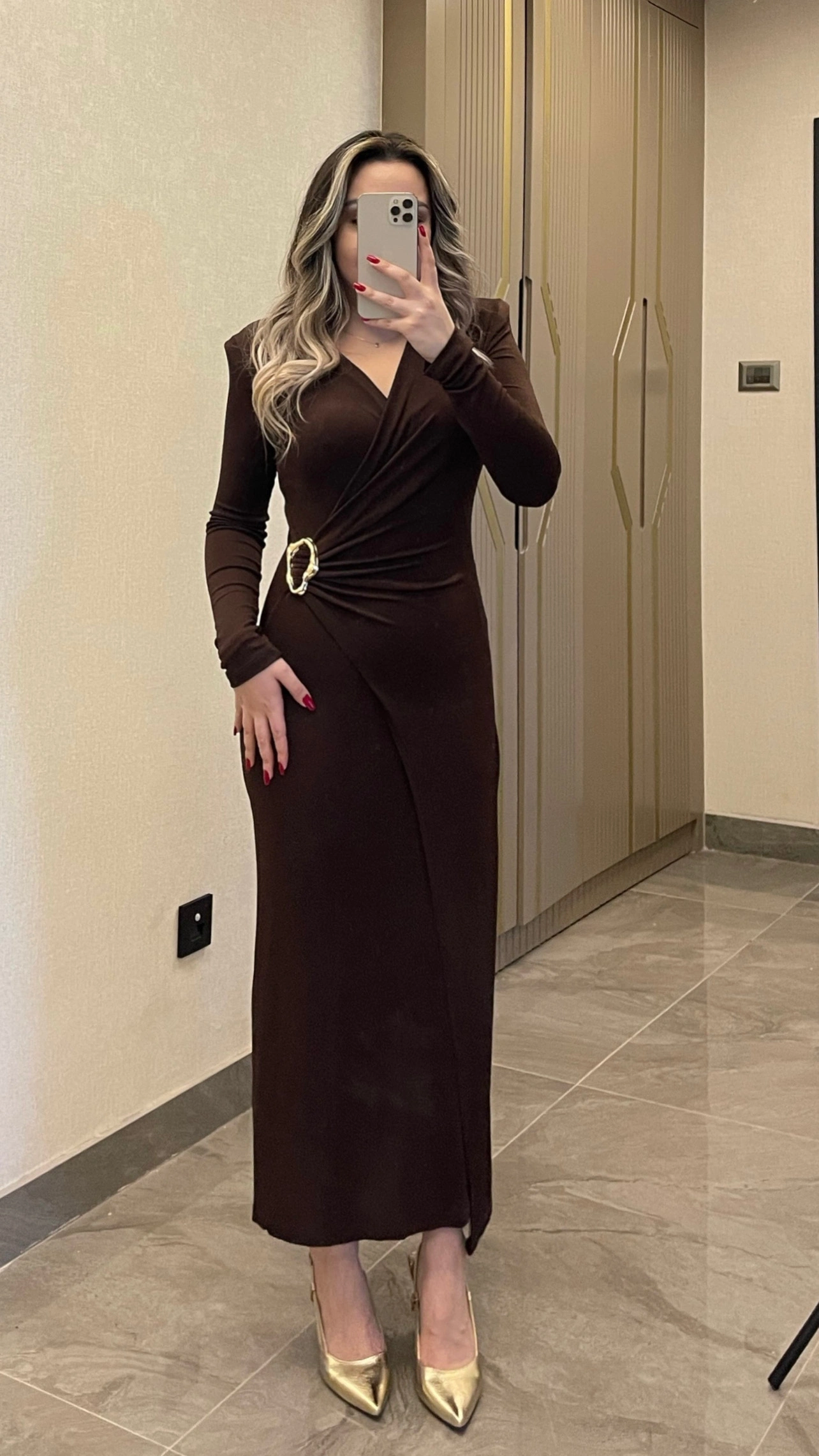 Işıltılı Gold Toka Detaylı Kruvaze Elbise Acı Kahve