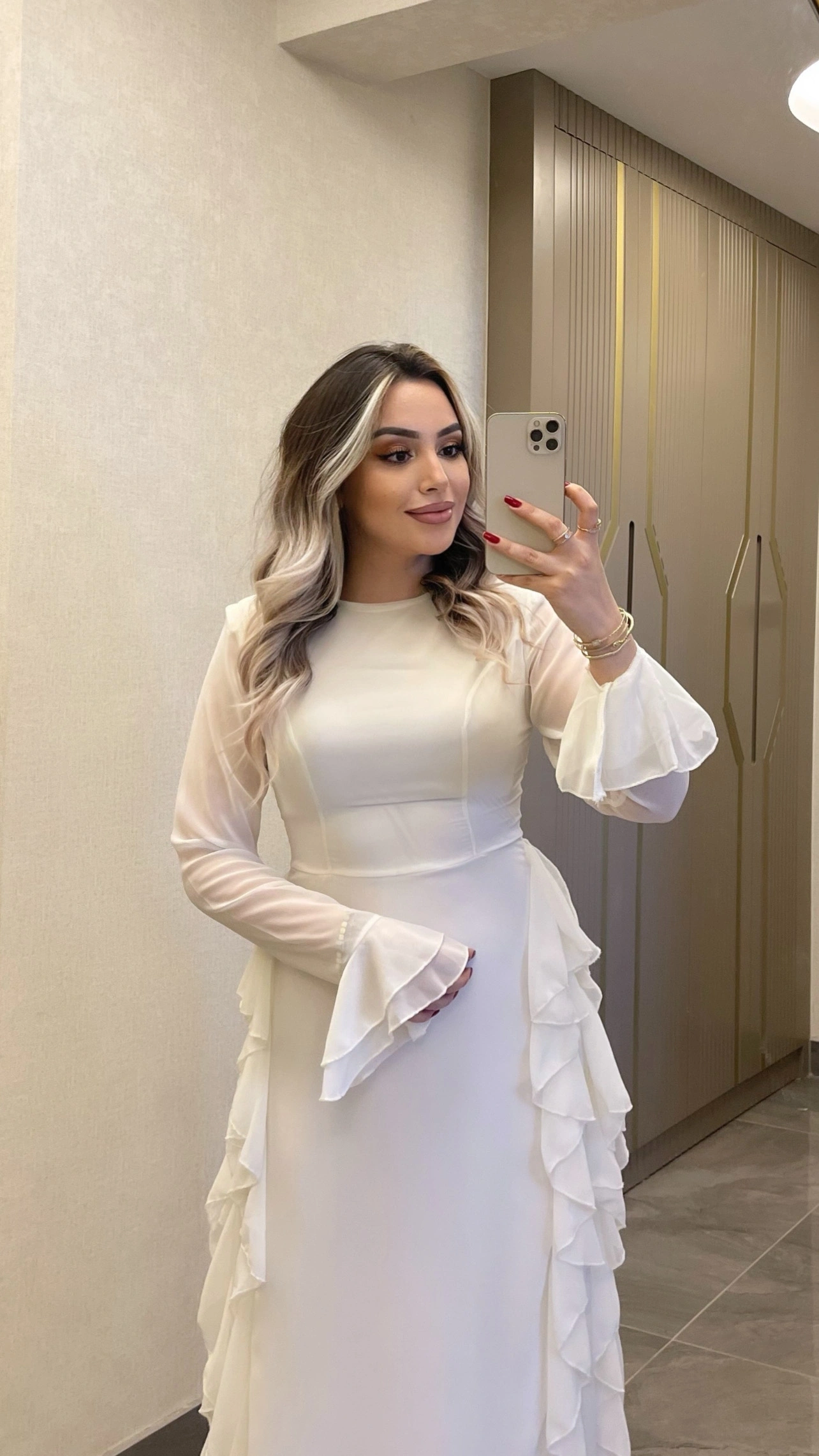 Beyaz Volanlı Şifon Elbise