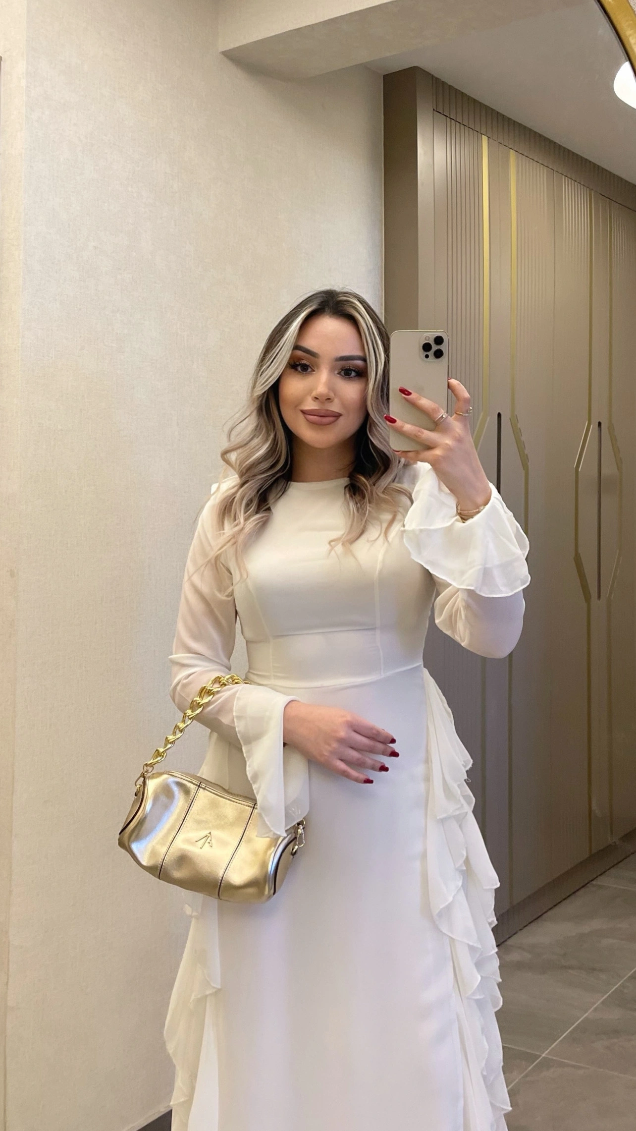 Beyaz Volanlı Şifon Elbise