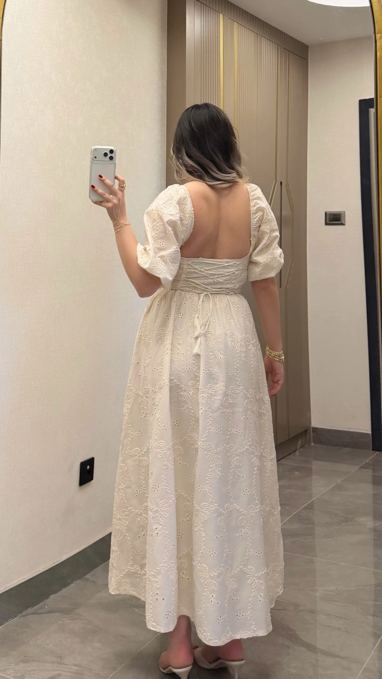 Dantel Detaylı Bej Brode Elbise