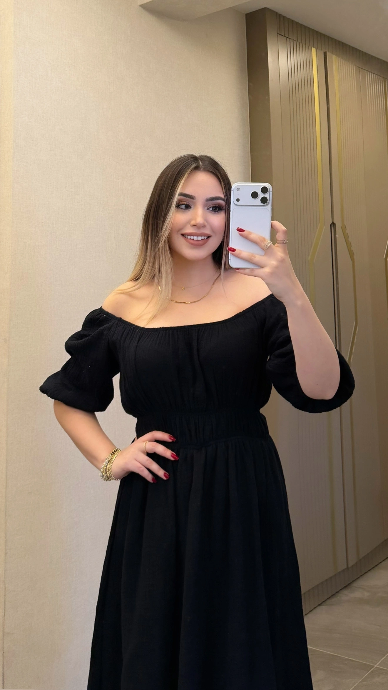 Siyah Yakası Büzgülü Müslin Elbise