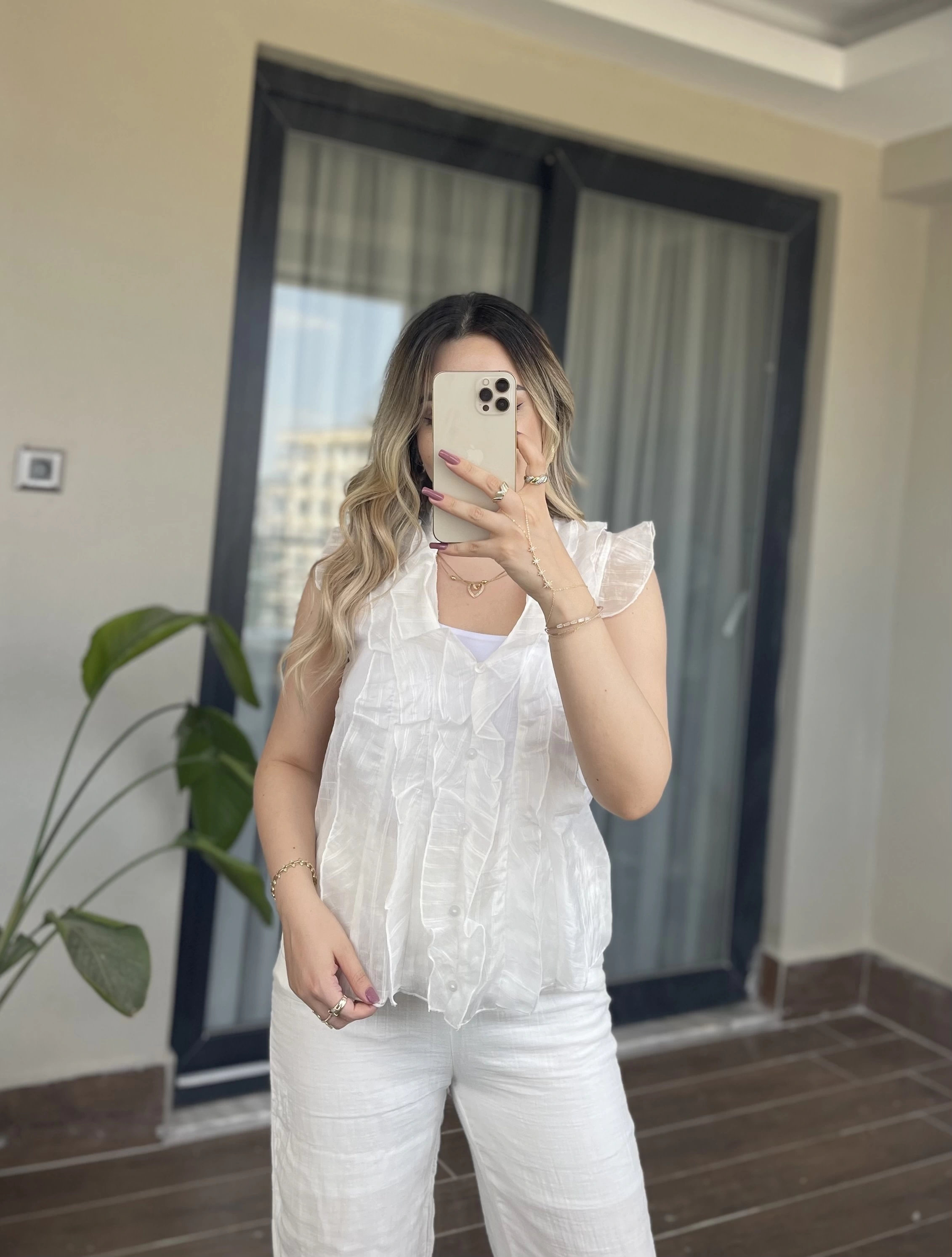 Beyaz Kolsuz Fırfırlı Gömlek