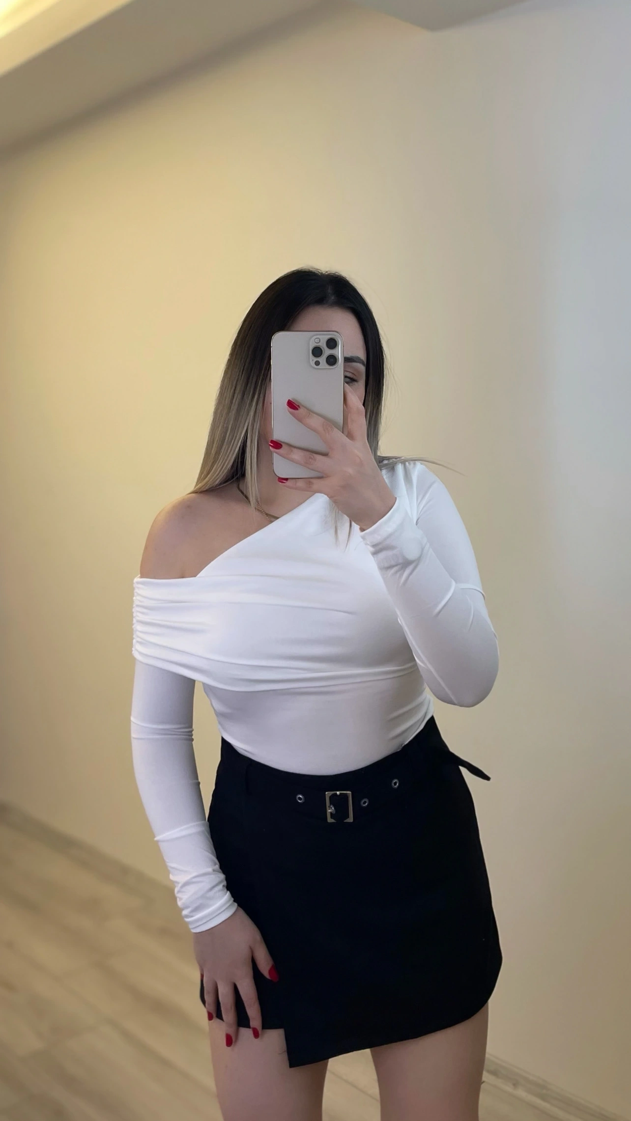 Beyaz Omuz Detaylı Bluz