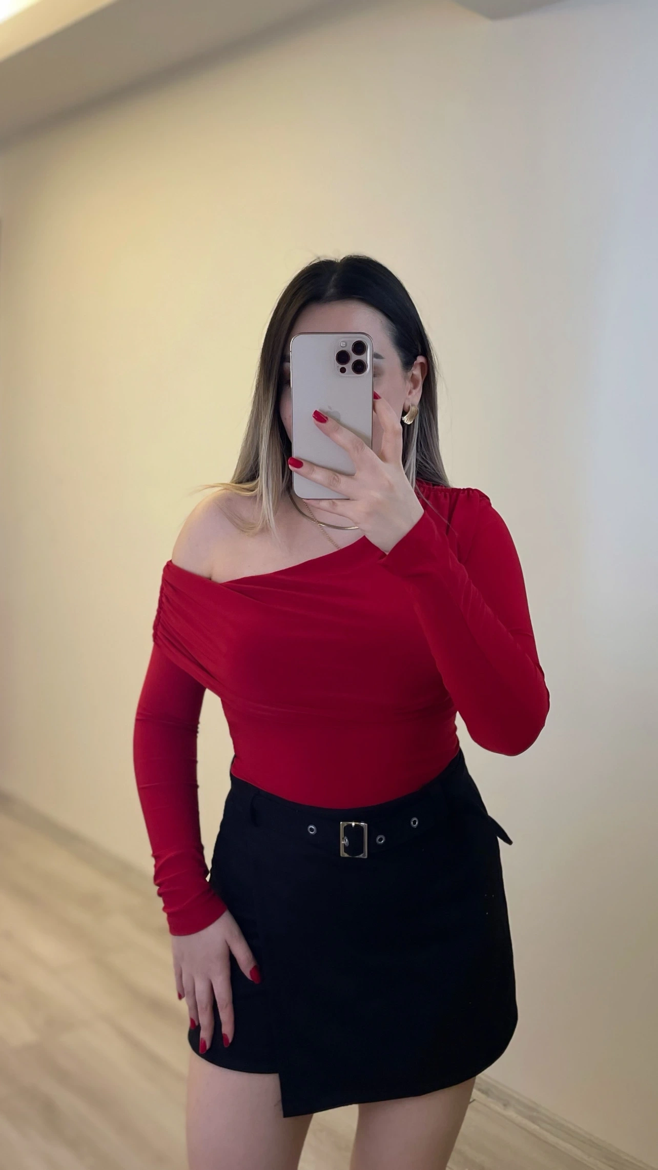 Kırmızı Omuz Detaylı Bluz