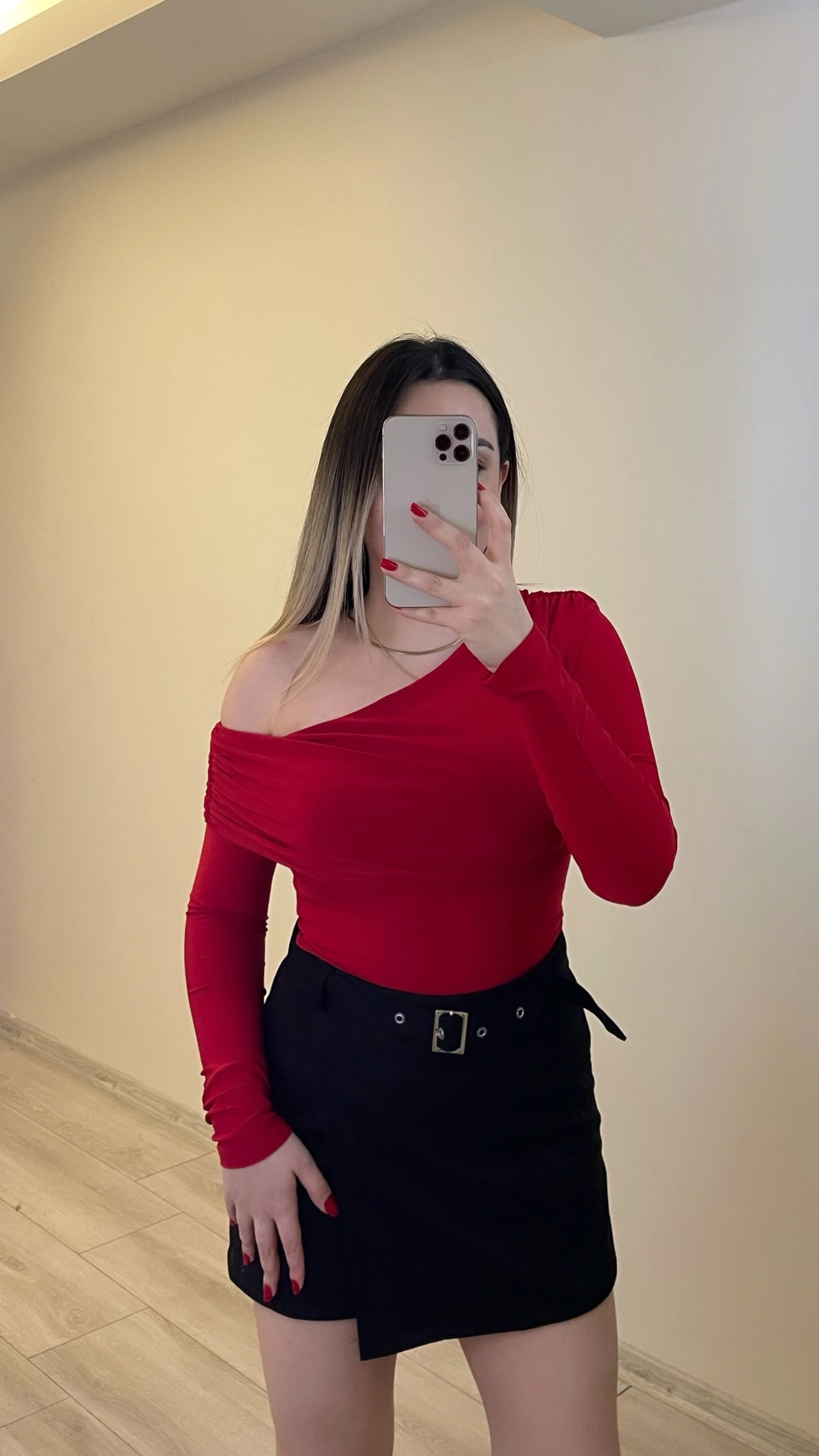 Kırmızı Omuz Detaylı Bluz