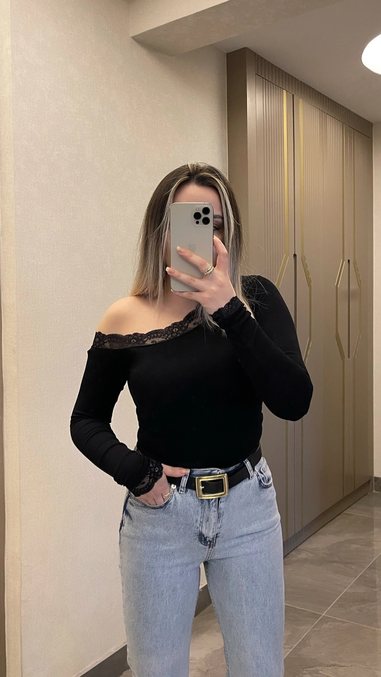 Kayık Yaka Dantel Detaylı Bluz Siyah