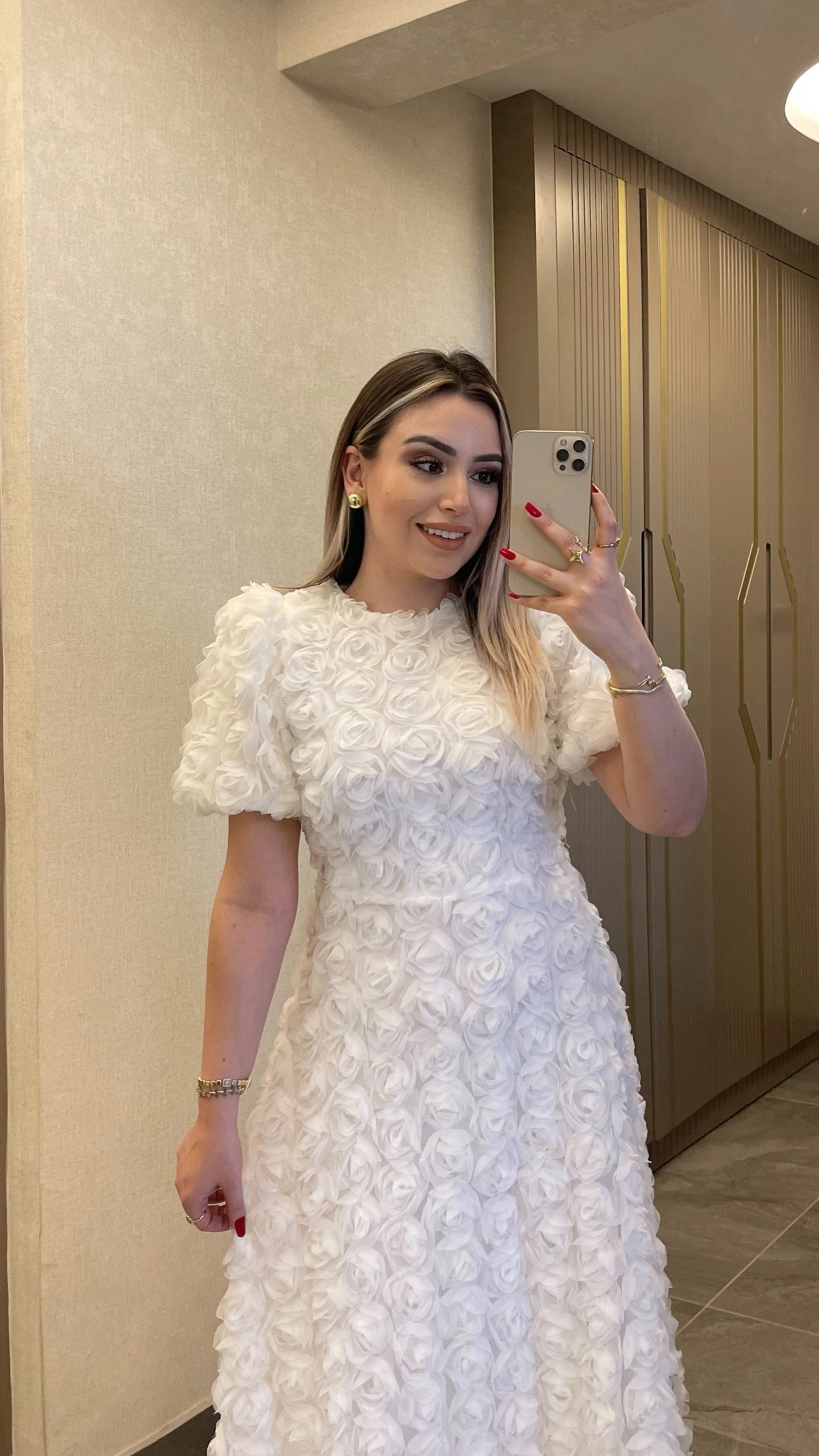 Beyaz Güllü Elbise