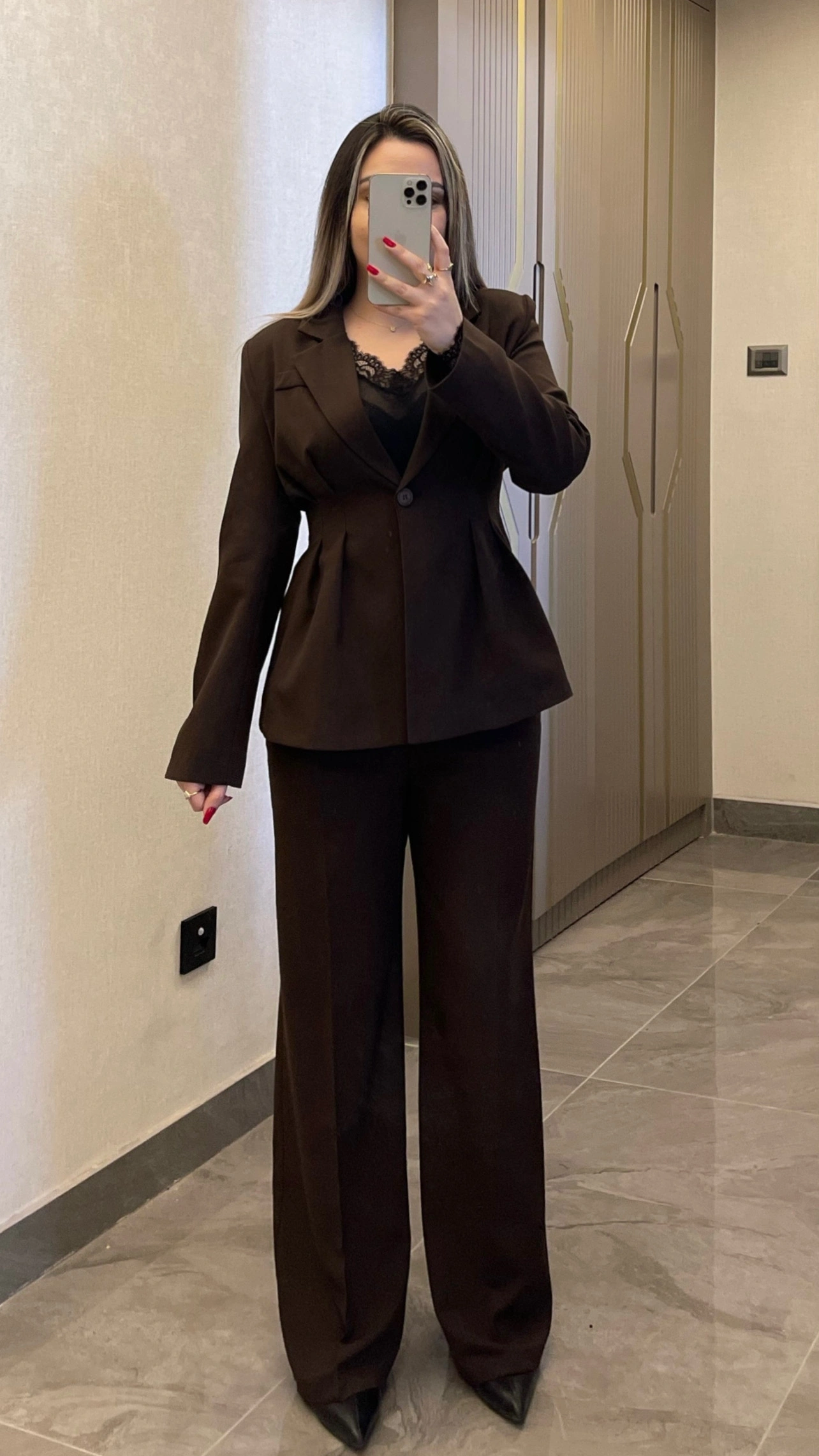 Pileli Belden Oturmalı Acı Kahve Blazer Takım