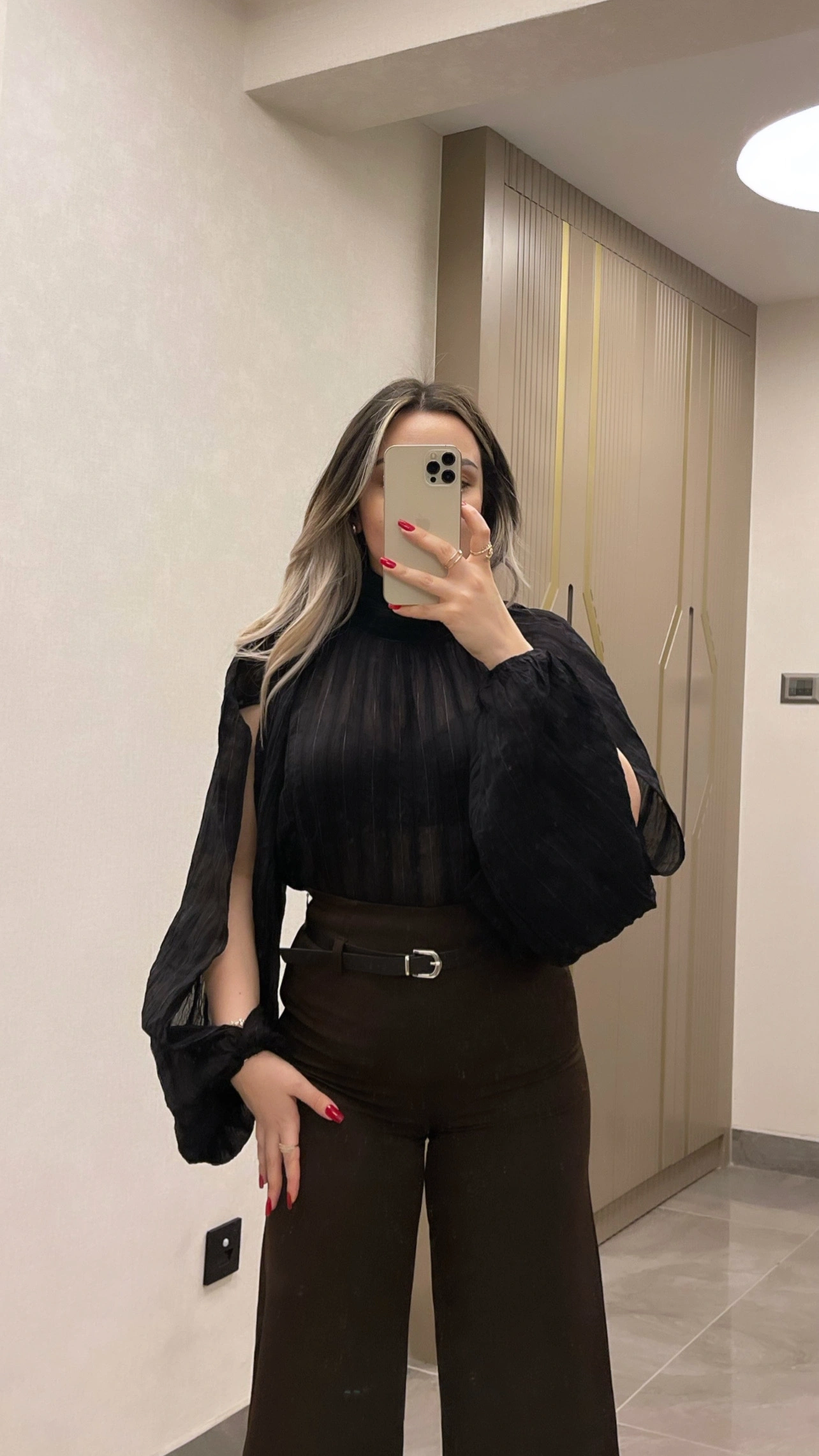 Kol Detaylı Siyah Bluz