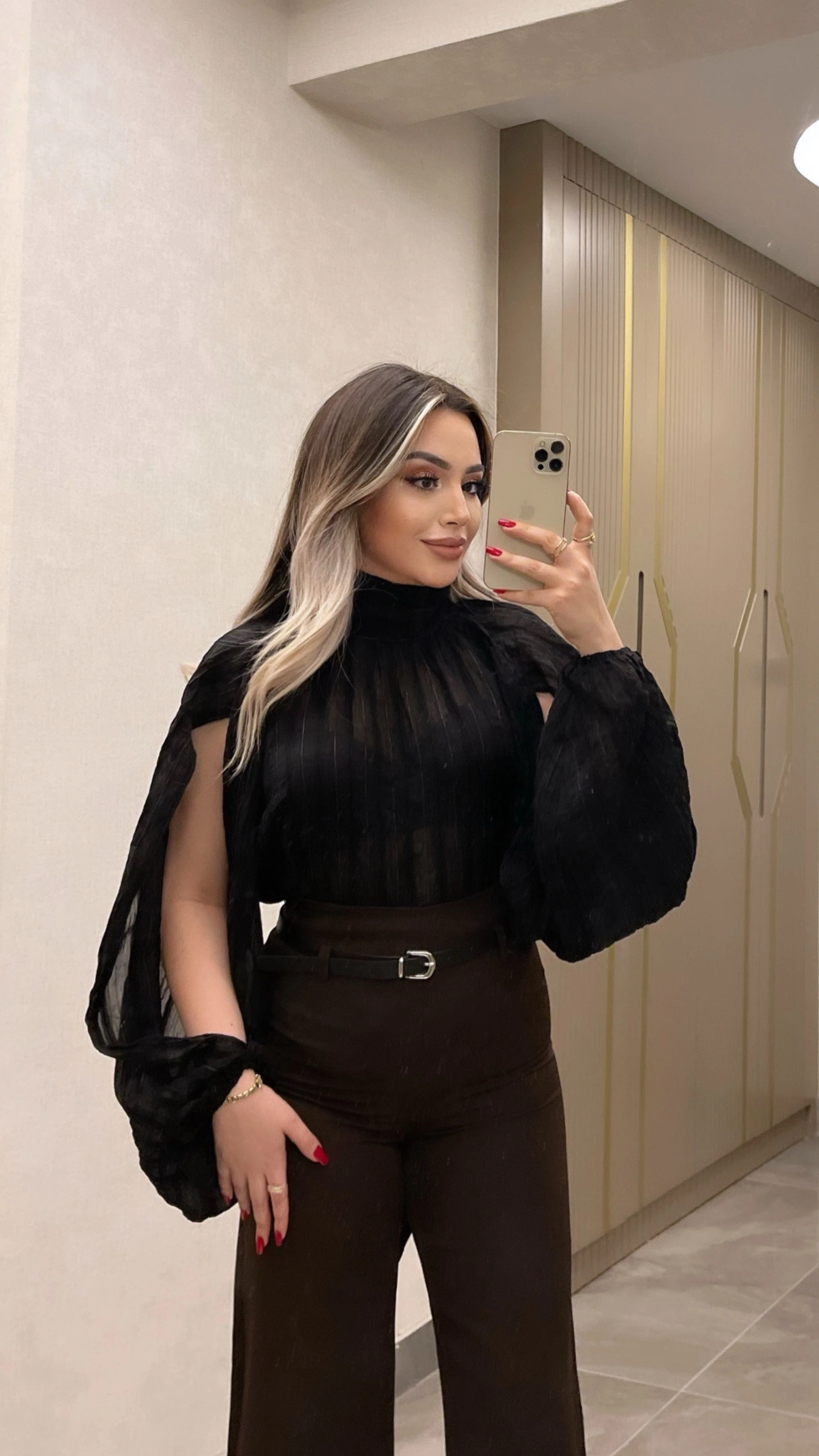 Kol Detaylı Siyah Bluz