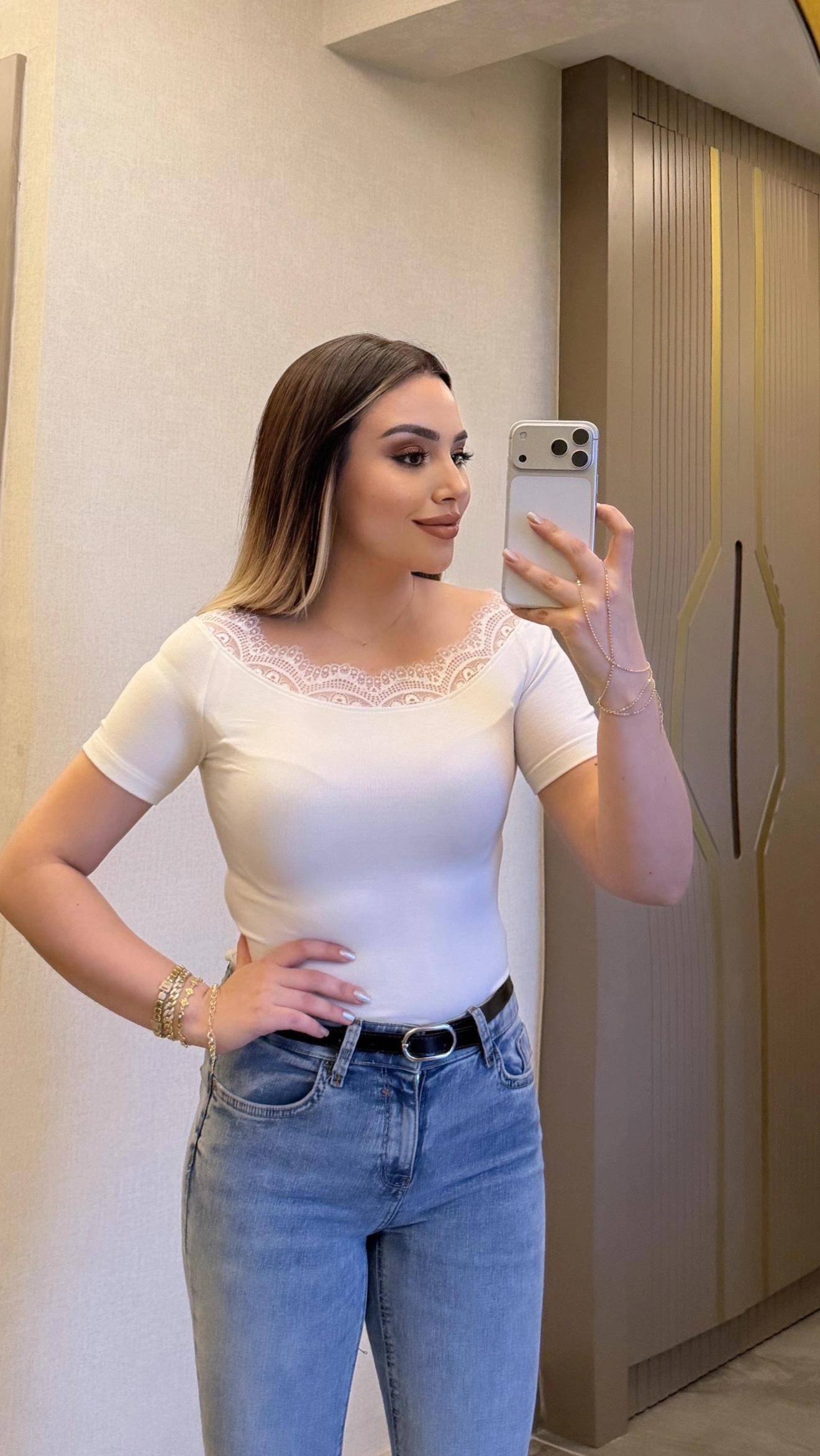 Beyaz Dantelli Kayık Yaka Bluz