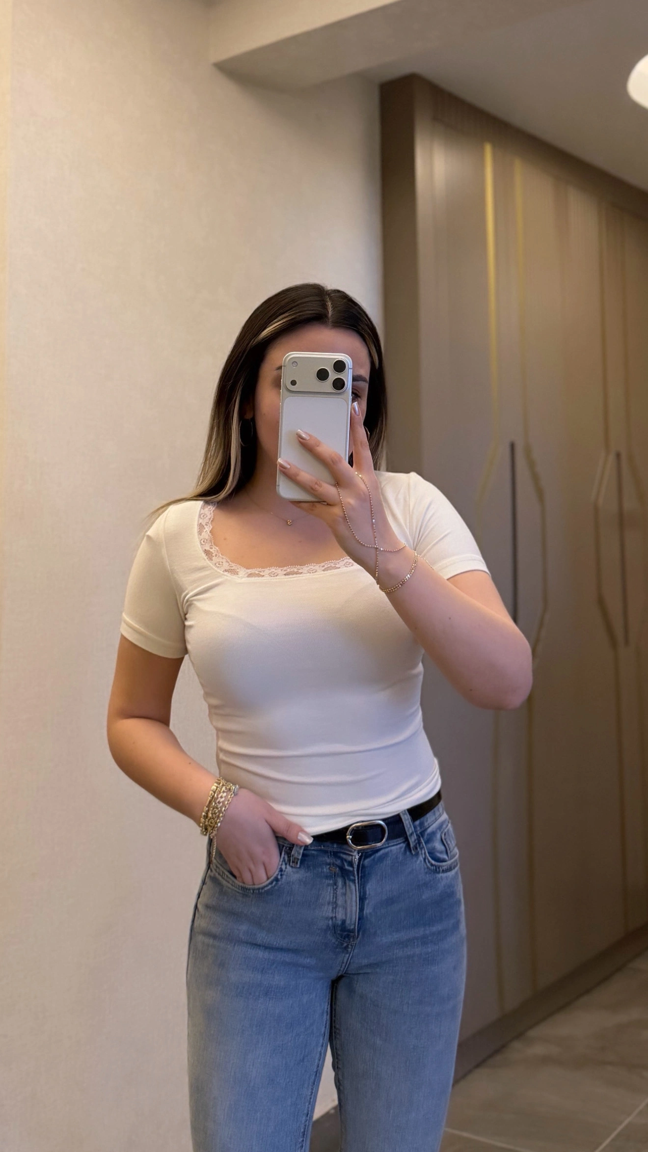 Beyaz Önü Dantelli Kare Yaka Body