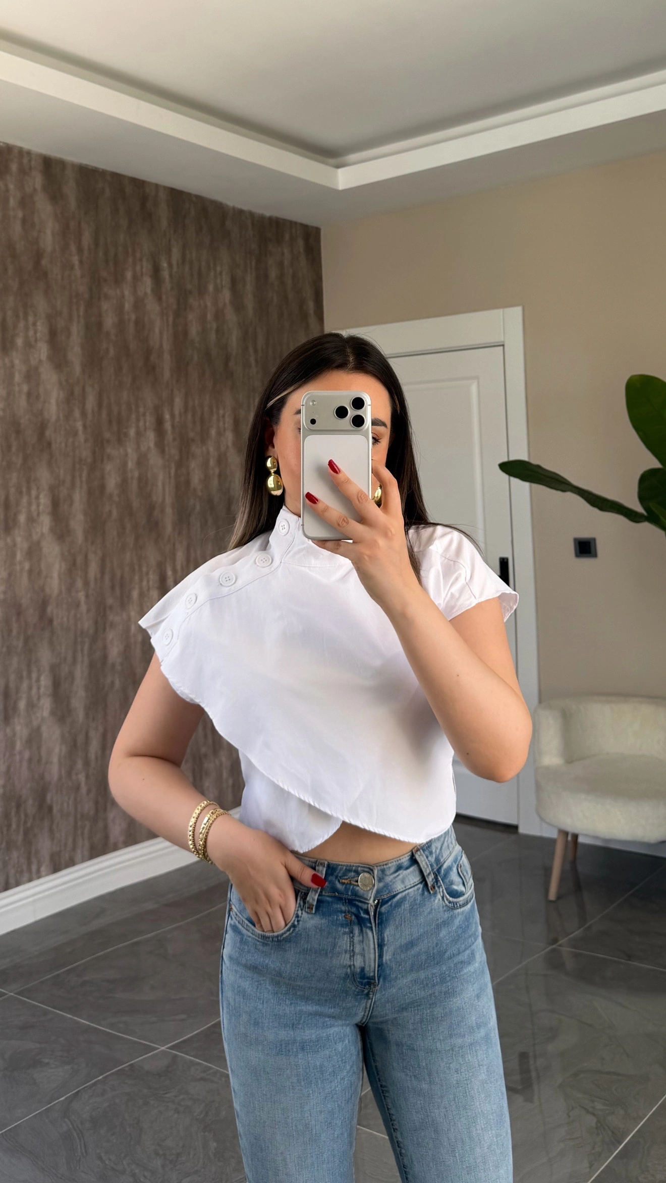 Omzu Düğme Detaylı Beyaz Bluz