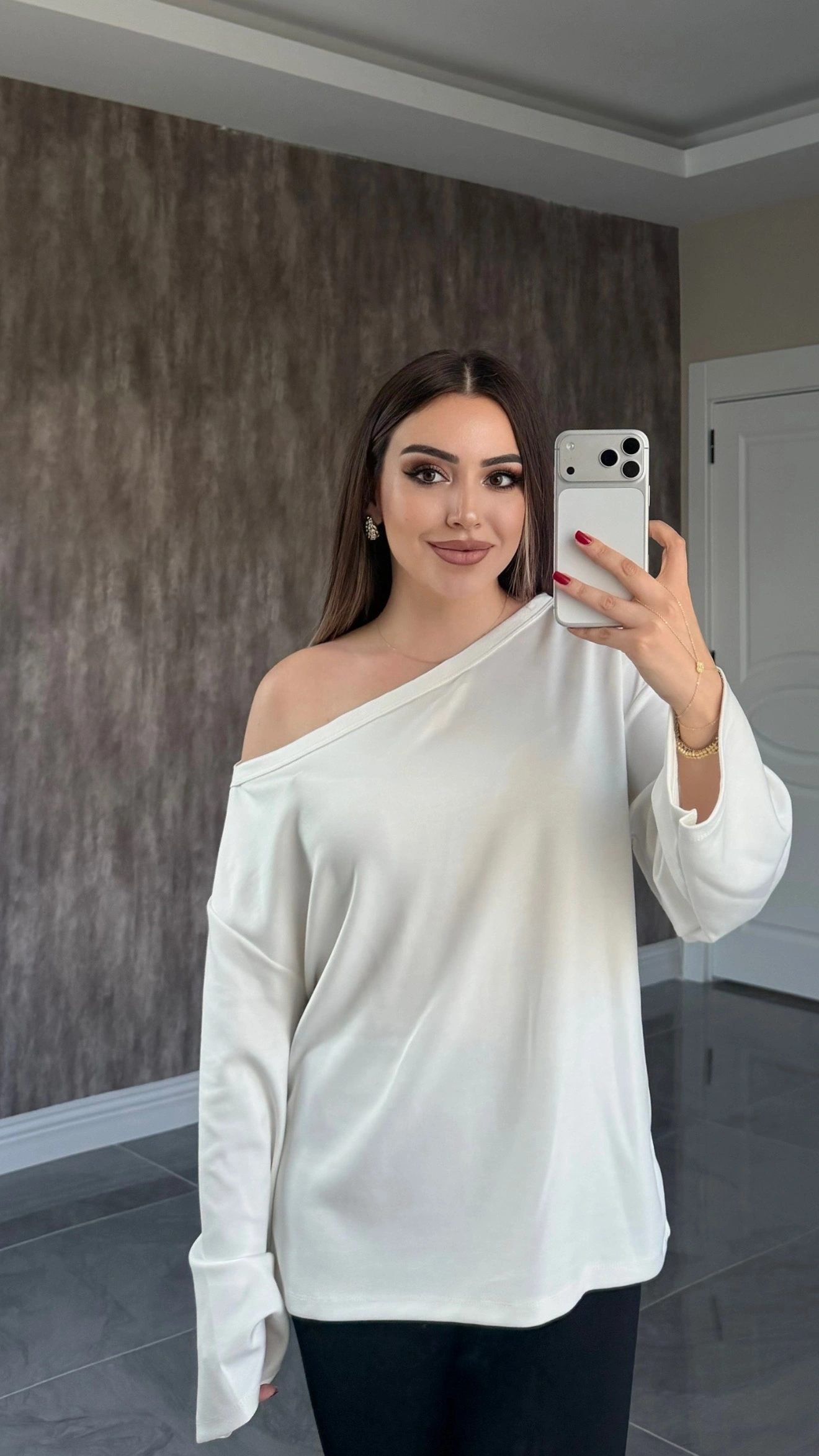 Beyaz Düşük Omuz Dökümlü Bluz