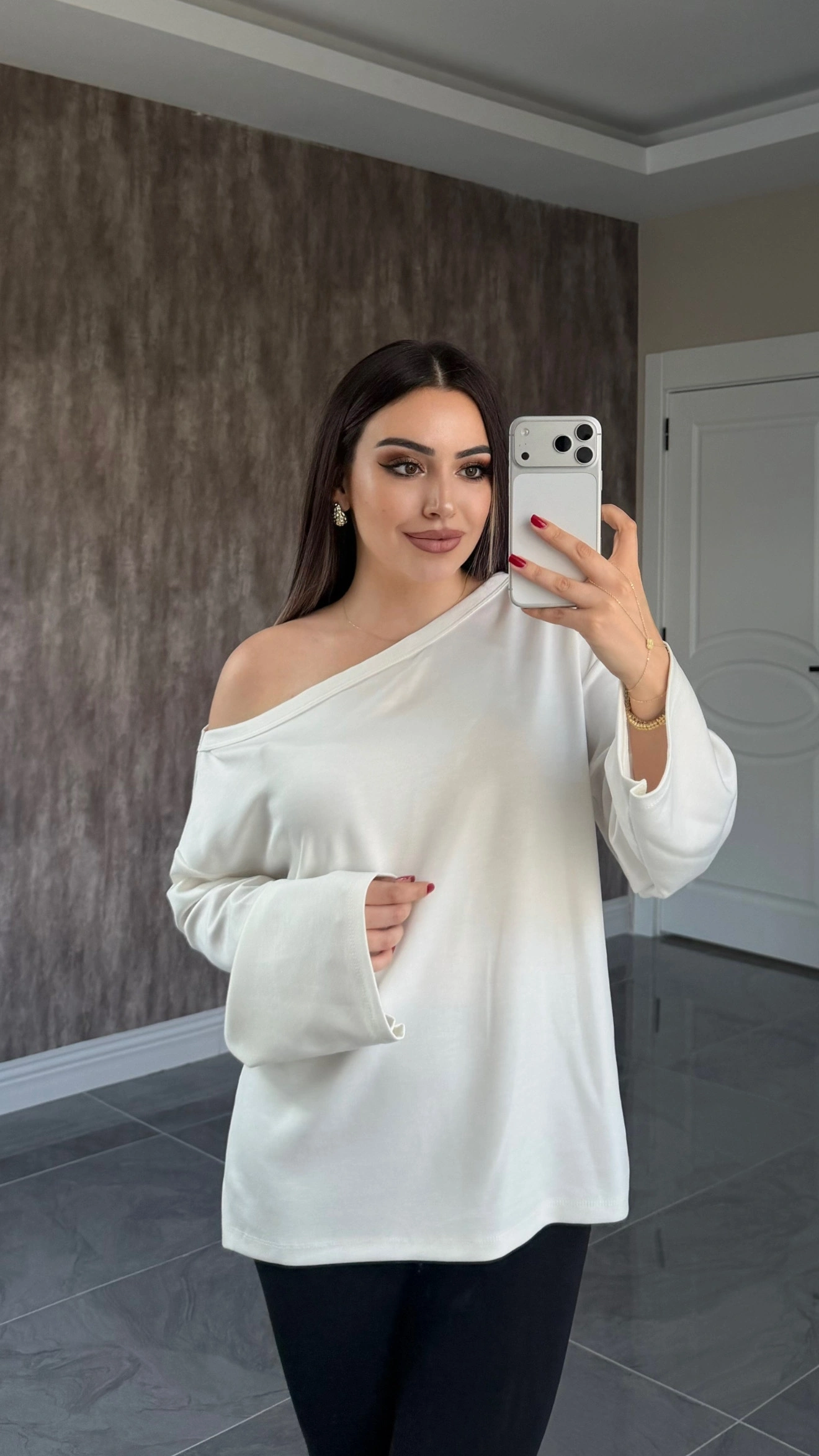 Beyaz Düşük Omuz Dökümlü Bluz
