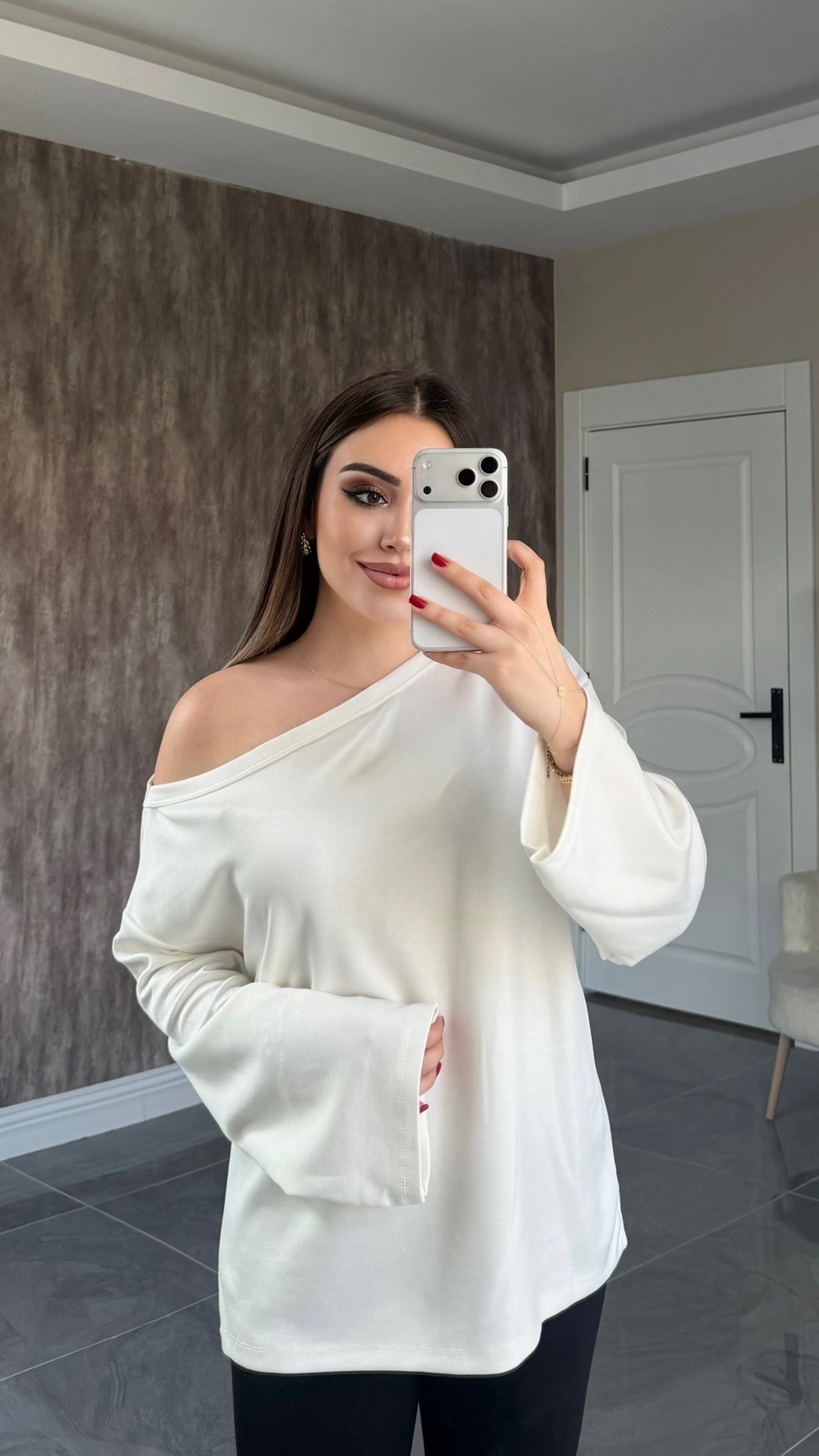 Beyaz Düşük Omuz Dökümlü Bluz