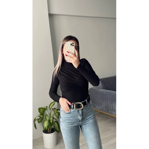 Siyah Büzgülü Bluz