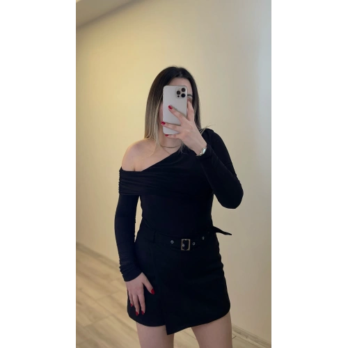 Siyah Omuz Detaylı Bluz