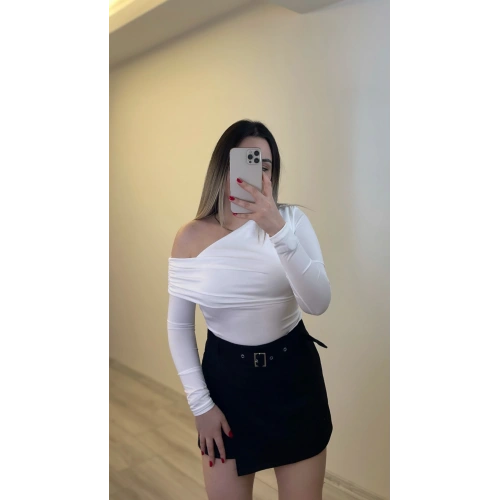 Beyaz Omuz Detaylı Bluz