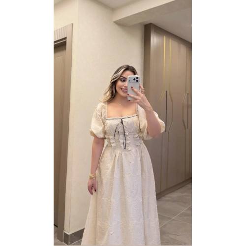 Dantel Detaylı Bej Brode Elbise