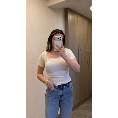 Beyaz Önü Dantelli Kare Yaka Body