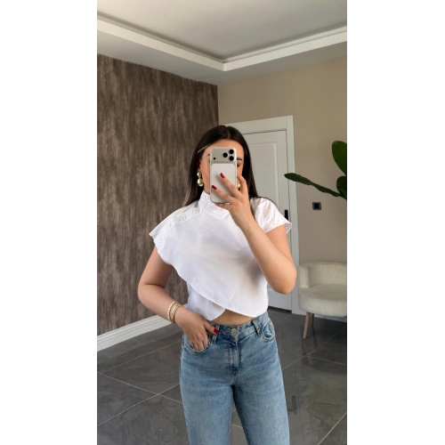 Omzu Düğme Detaylı Beyaz Bluz