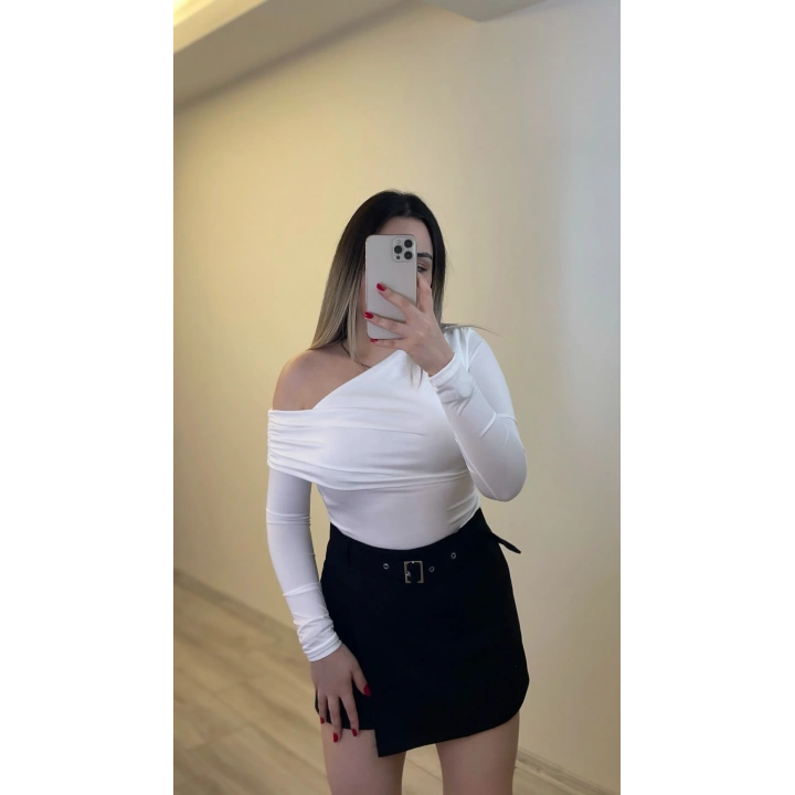 Beyaz Omuz Detaylı Bluz