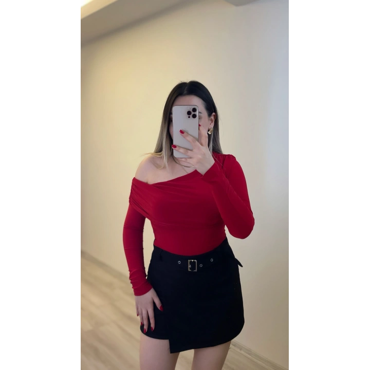 Kırmızı Omuz Detaylı Bluz