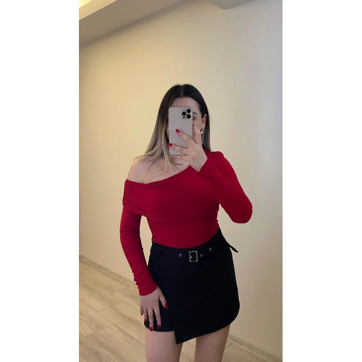 Kırmızı Omuz Detaylı Bluz