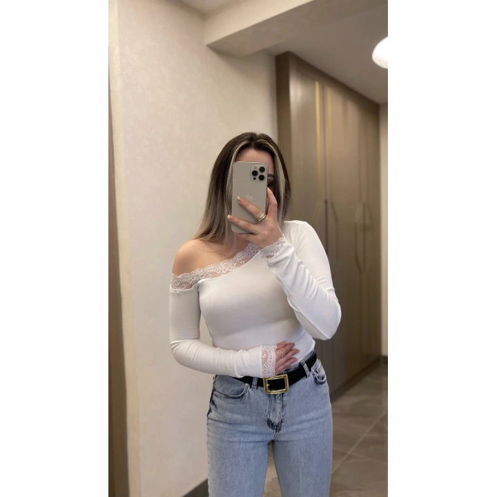 Kayık Yaka Dantel Detaylı Bluz Beyaz